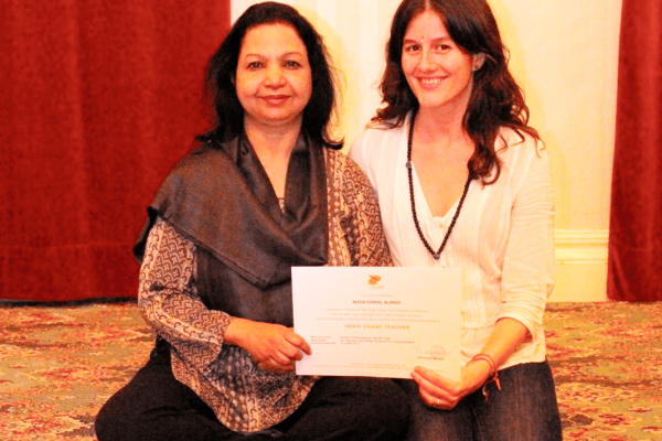 2013 recibiendo el título de profesora de canto vedico de mi maestra Radha Sundararajan en Southampton.